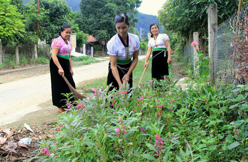 Người dân bản Phiêng Luông 1 (xã Nậm Hàng) vệ sinh môi trường.
