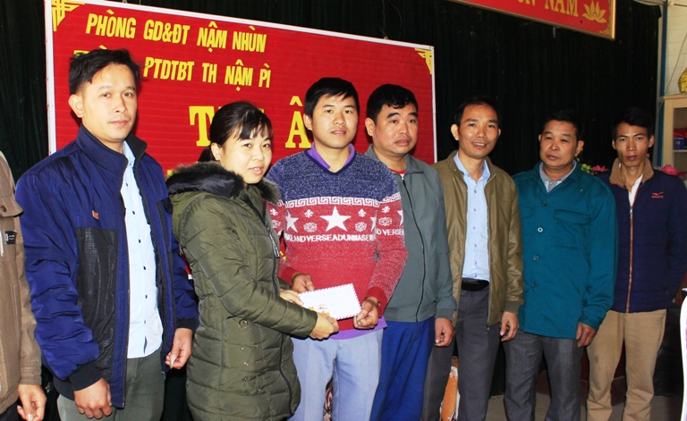 Đại diện nhóm thiện nguyện Cựu sinh viên Đại học Đà Lạt trao quà cho ban giám hiệu nhà trường dưới sự chứng kiến của cấp ủy, chính quyền xã. Đại diện nhóm thiện nguyện Cựu sinh viên Đại học Đà Lạt trao quà cho ban giám hiệu nhà trường dưới sự chứng kiến của cấp ủy, chính quyền xã.