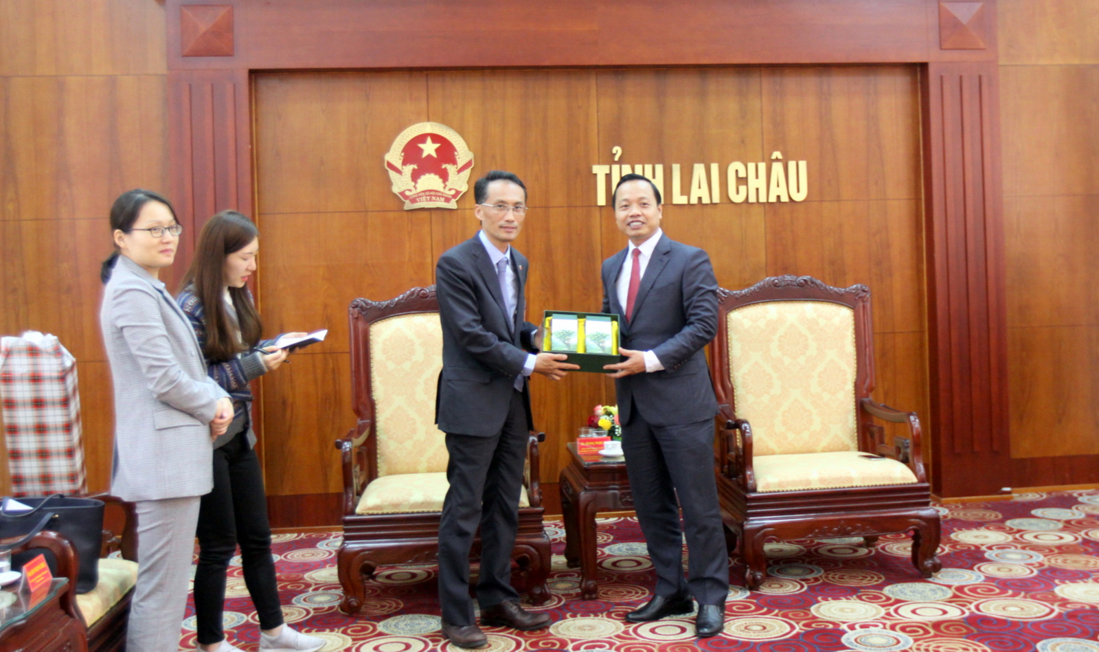 Đồng chí Trần Tiến Dũng - Phó Bí thư Tỉnh ủy, Chủ tịch UBND tỉnh tặng Ngài Jeong Woo Jin – Phó Đại sứ quán Hàn Quốc tại Việt Nam đặc sản chè Lai Châu