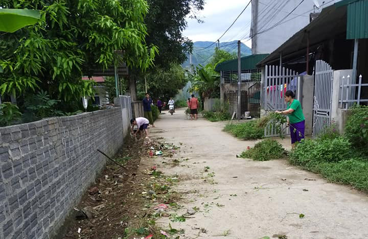 Phụ nữ Mường So chung tay vệ sinh đường làng ngõ bản sạch đẹp.