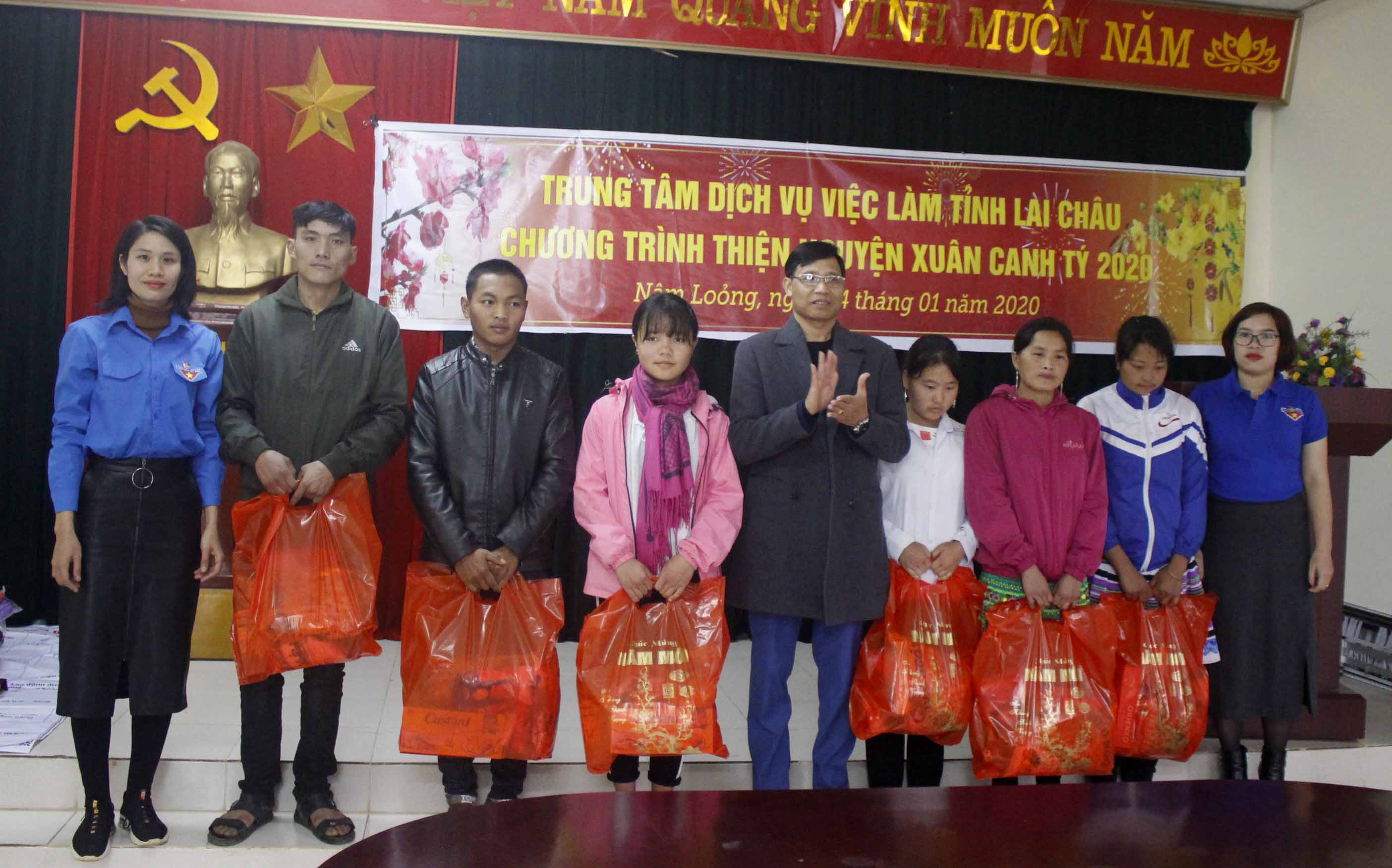 Lãnh đạo Trung tâm dịch vụ việc làm tỉnh trao quà cho các hộ nghèo của xã Nậm Loỏng. 