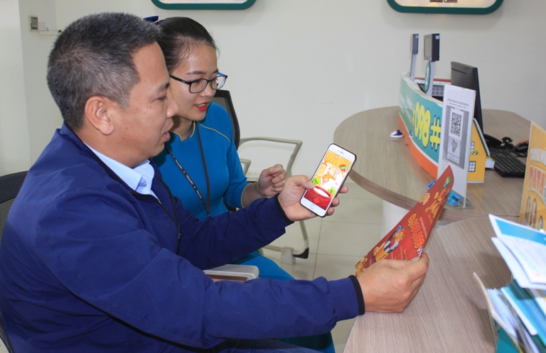 Nhân viên ViettelPay hướng dẫn khách hàng sử dụng các dịch vụ ViettelPay.