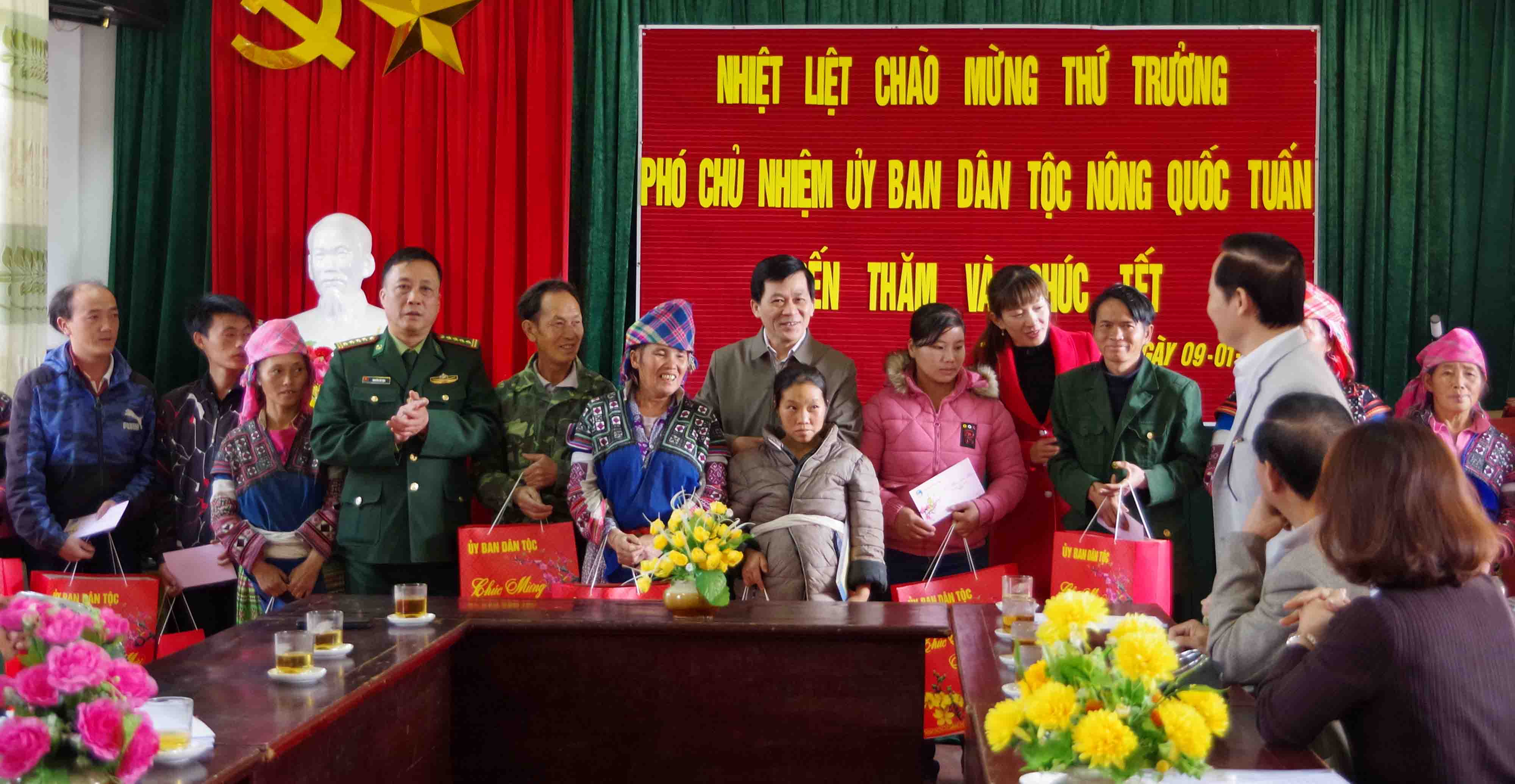 Thứ trưởng, Phó Chủ nhiệm UBDT Nông Quốc Tuấn thăm, tặng quà nhân dân xã Dào San. 