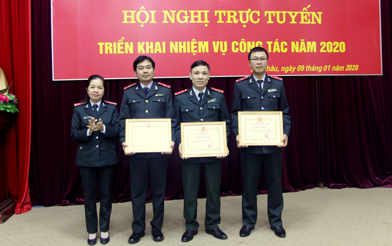 Đồng chí Võ Thị Thiệp – Chánh Thanh tra tỉnh tặng Giấy khen cho các tập thể có thành tích xuất sắc trong phong trào thi đua năm 2019.