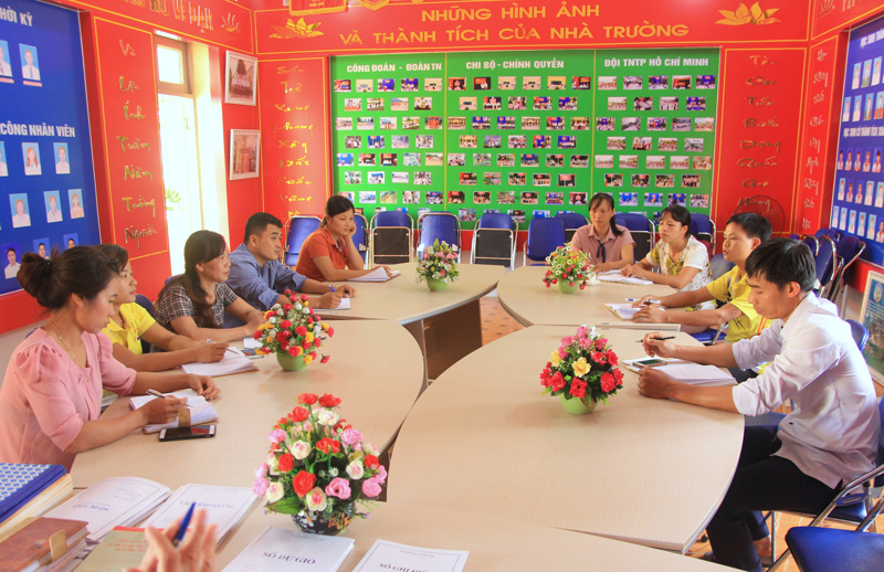 Giáo viên Trường Tiểu học và THCS xã Lê Lợi trao đổi chuyên môn, xây dựng kế hoạch giảng dạy.
