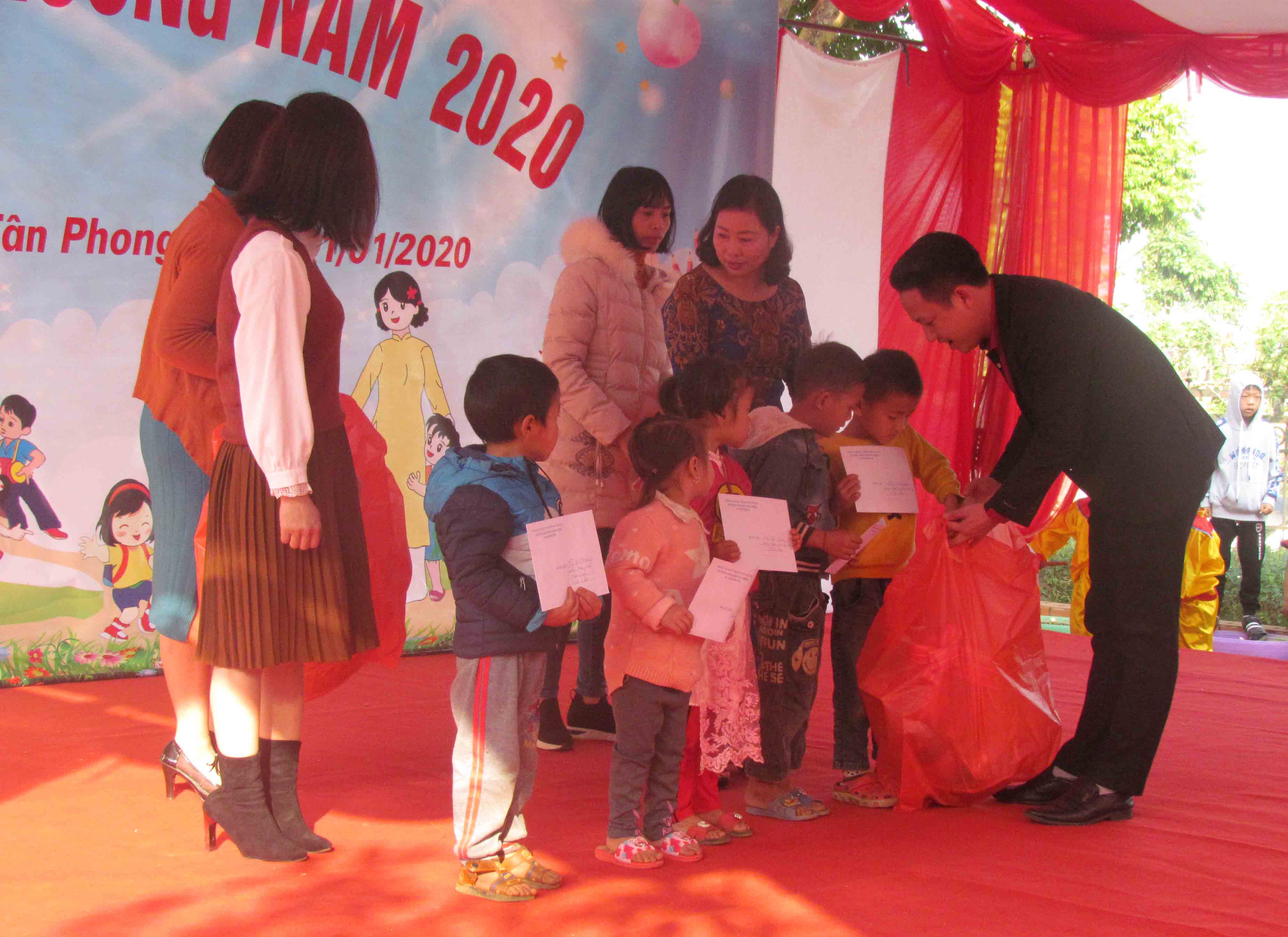 Đại diện Ban giám hiệu, hội phụ huynh Trường mầm non Tân Phong và Nhà sách trí tuệ trao quà cho các em học sinh có hoàn cảnh khó khăn trên địa bàn thành phố Lai Châu. 