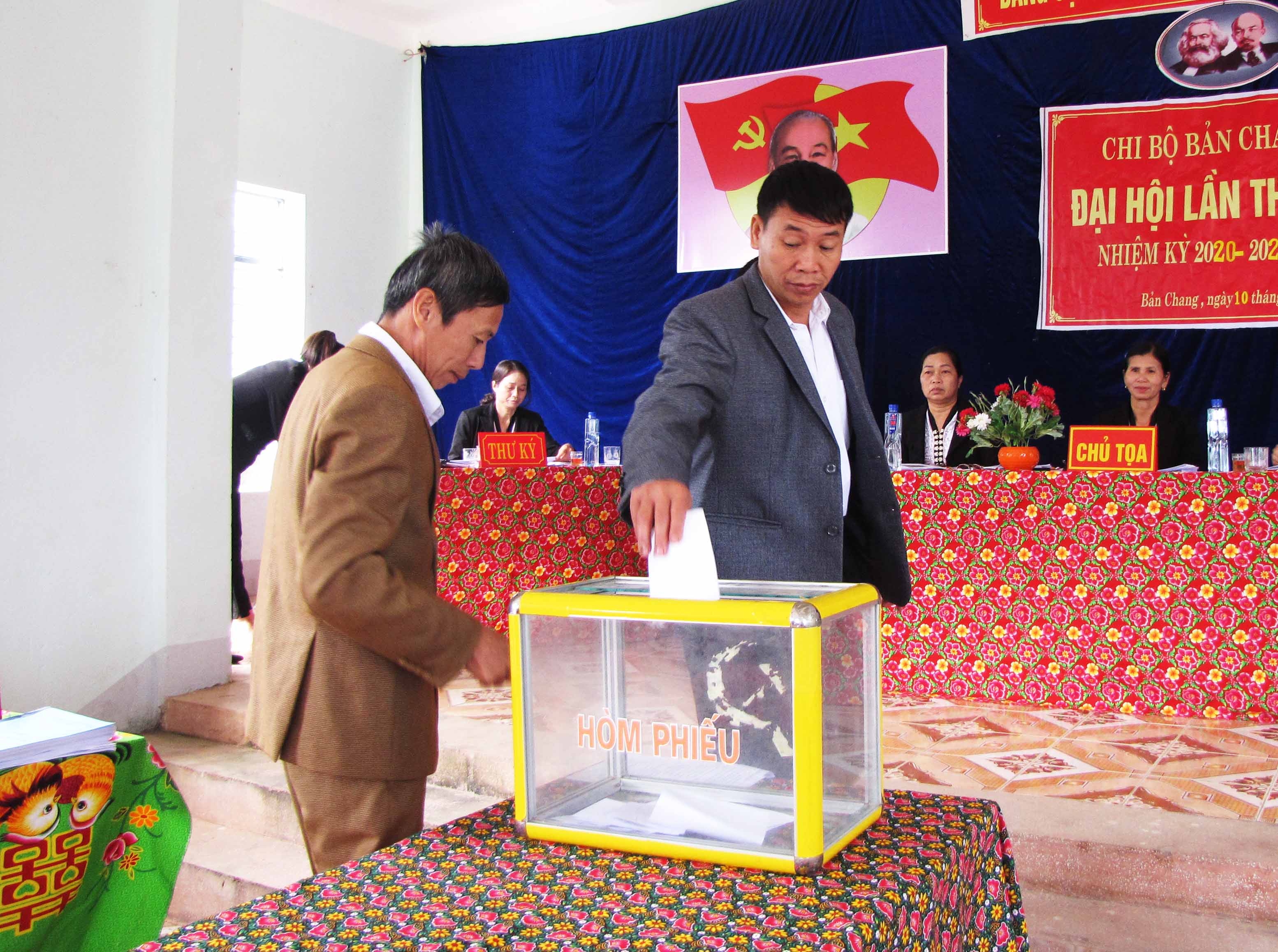 Đại hội bỏ phiếu bầu cử khóa mới.