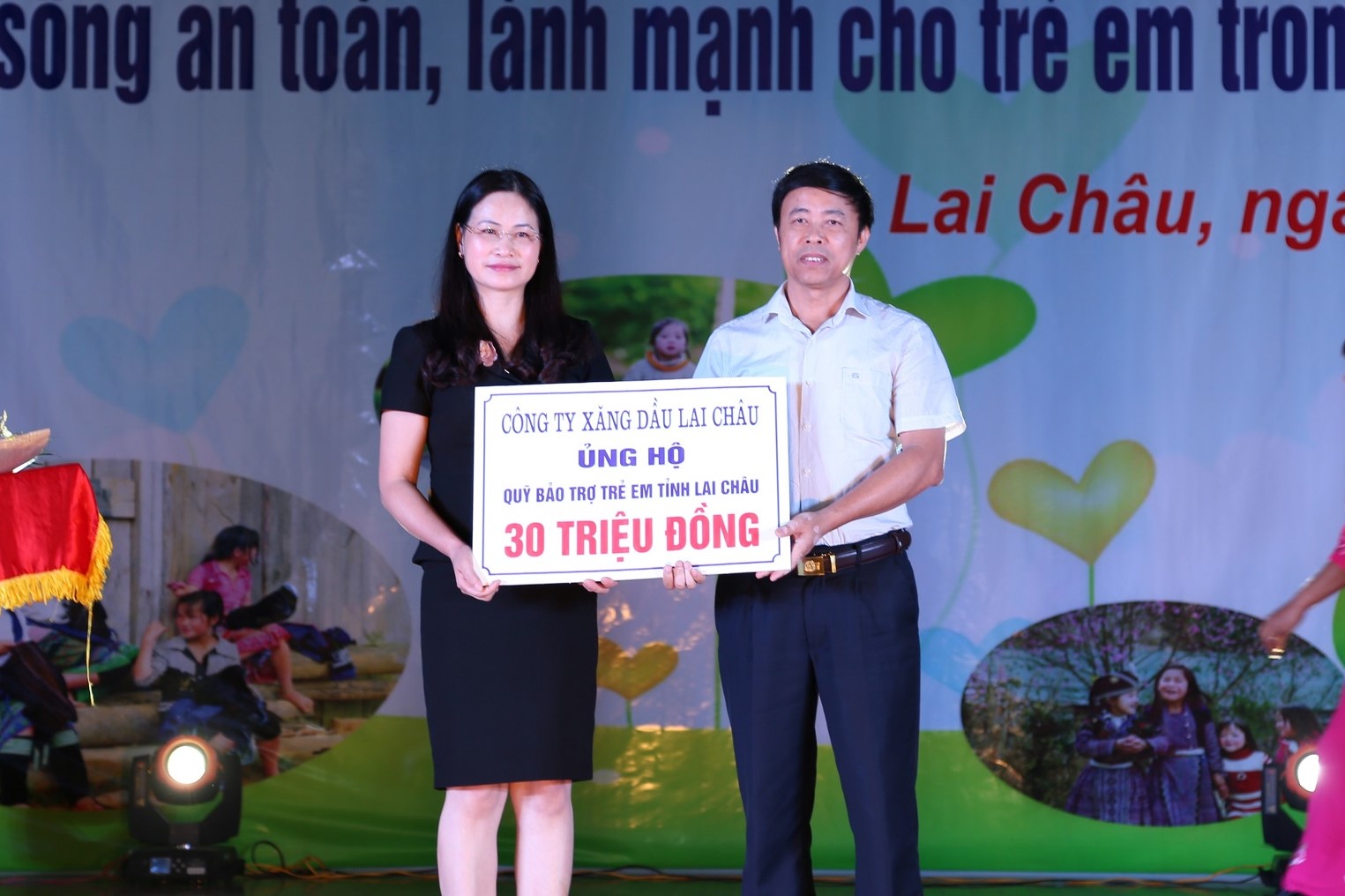 Lãnh đạo Công ty Xăng dầu Lai Châu trao tiền ủng hộ cho Trung tâm Bảo trợ tỉnh. 