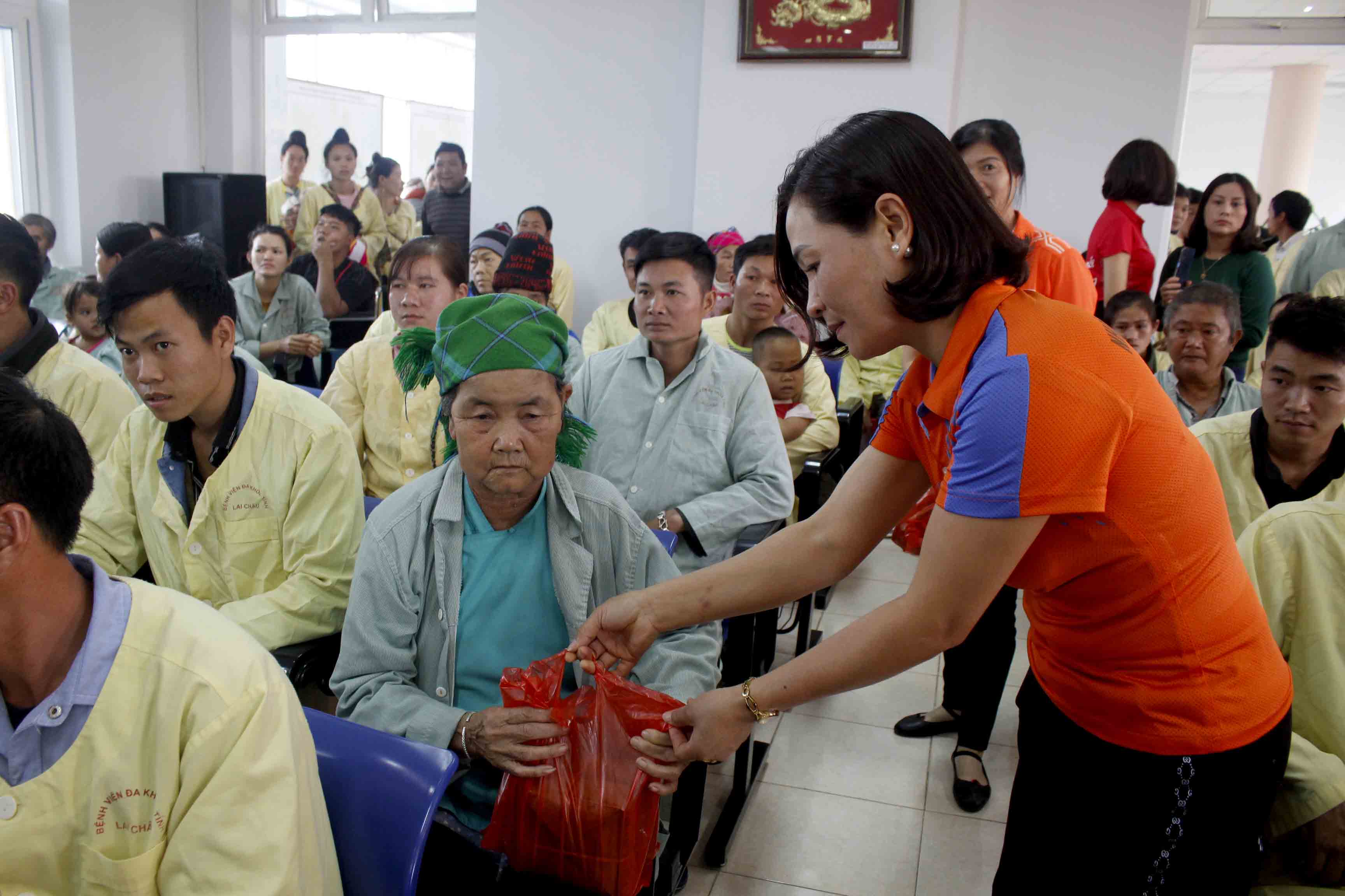 Thành viên Nhóm Cháo từ thiện Lai Châu tặng bánh chưng cho bệnh nhân nghèo đang điều trị tại Bệnh viện Đa khoa tỉnh. 