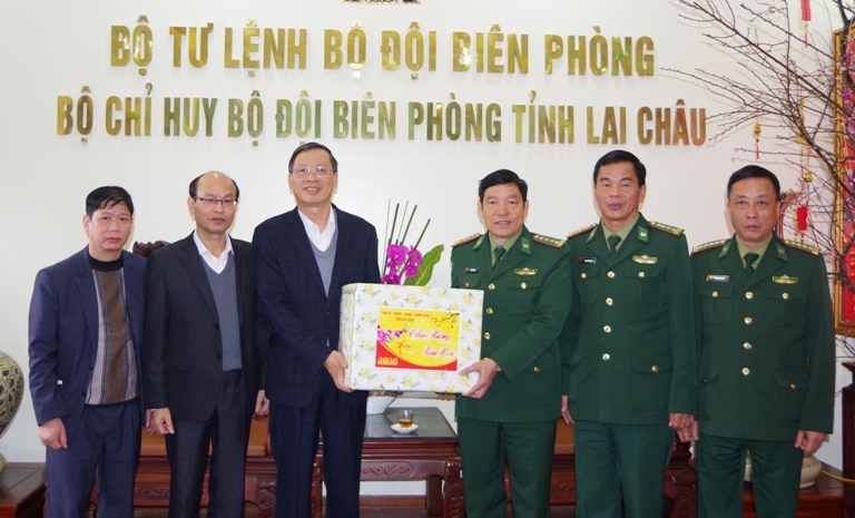 Đồng chí Vũ Văn Hoàn – Phó Bí thư Thường trực Tỉnh ủy, Chủ tịch HĐND tỉnh chúc tết CBCS lực lượng bộ đội biên phòng tỉnh.
