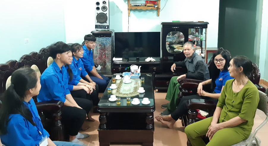 Phát huy truyền thống “Đền ơn đáp nghĩa”, học sinh Trường phổ thông dân tộc nội trú tỉnh thăm hỏi gia đình chính sách trên địa bàn phường Quyết Thắng (thành phố Lai Châu).