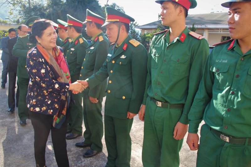 đồng chí Giàng Páo Mỷ, Uỷ viên Ban Chấp hành Trung Ương Đảng, Bí thư Tỉnh ủy, Trưởng Đoàn Đại biểu Quốc hội tỉnh thăm Ban Chỉ huy Quân sự huyện.