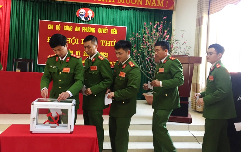 Các đại biểu bỏ phiếu bầu chức danh Bí thư Chi bộ Công an phường Quyết Tiến nhiệm kỳ 2020 – 2022.