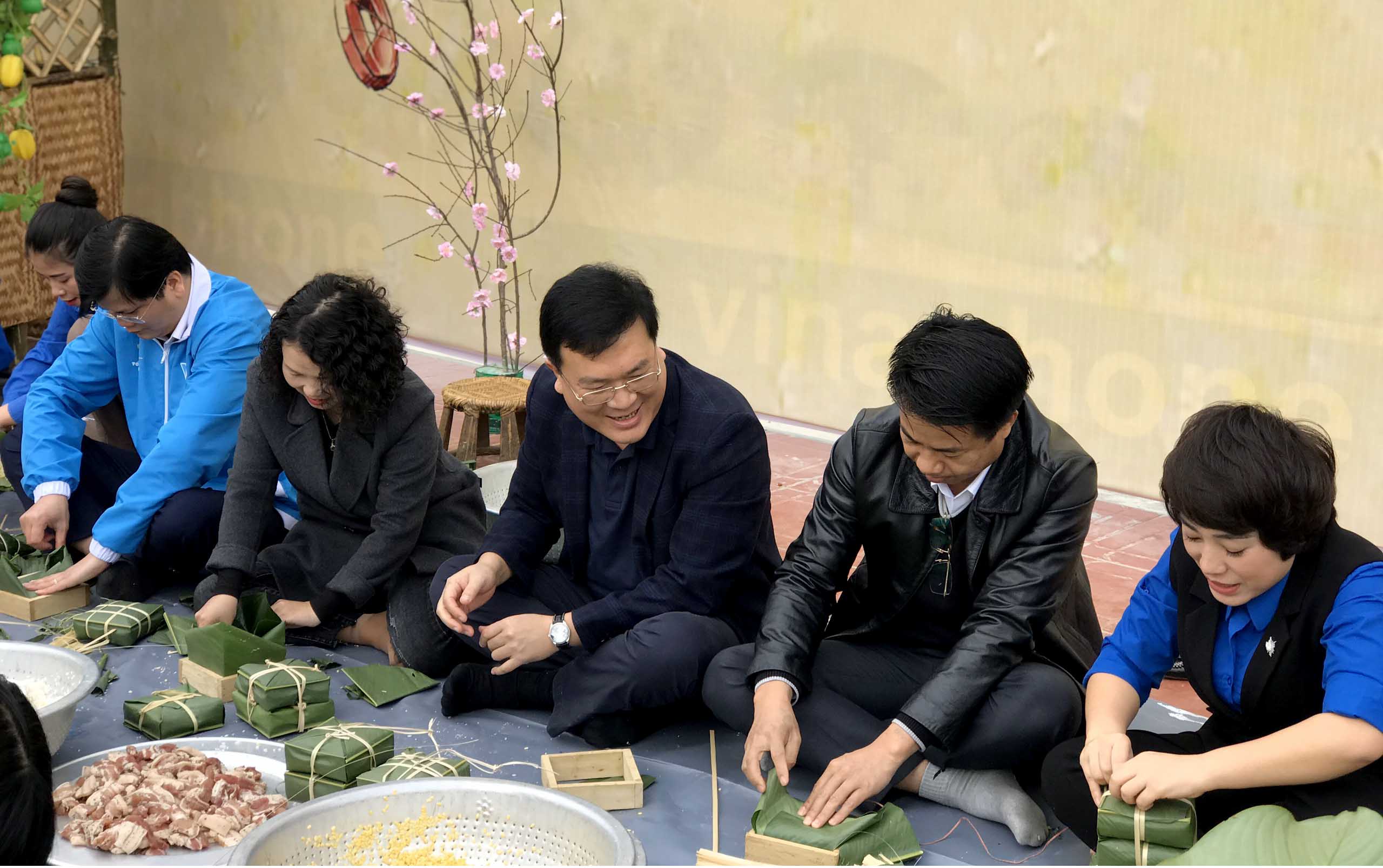 Lãnh đạo Thành Ủy, UBND thành phố; lãnh đạo Tỉnh đoàn, Thành đoàn cùng các đoàn viên thanh niên tham gia gói bánh trưng để tặng em nuôi của Đoàn, bệnh nhi và các hộ nghèo. 