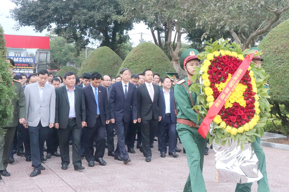 Các đồng chí lãnh đạo tỉnh viếng Nghĩa trang liệt sỹ và dâng hoa Tượng đài Bác Hồ