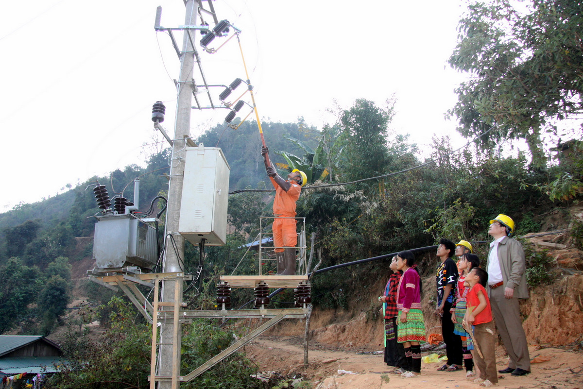 Cán bộ Công ty Điện lực Lai Châu đóng điện tại Trạm biến áp Nậm Vạc 1, xã Nậm Ban