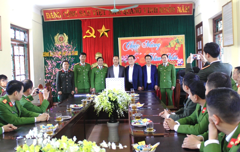 Chủ tịch UBND tỉnh Trần Tiến Dũng chúc tết Công an thành phố Lai Châu