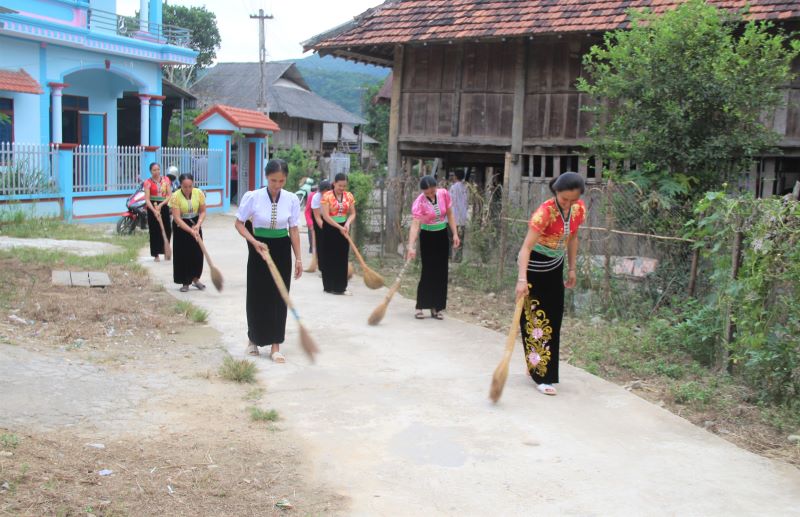 Phụ nữ bản Bó (xã Mường Tè) chung tay vệ sinh môi trường.