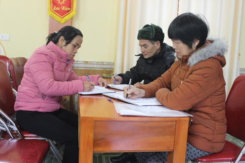 Tổ hòa giải tổ dân phố số 5 (phường Tân Phong, thành phố Lai Châu) họp bàn đưa ra giải pháp xử lý tốt nhất trước khi đi hòa giải ở cơ sở.