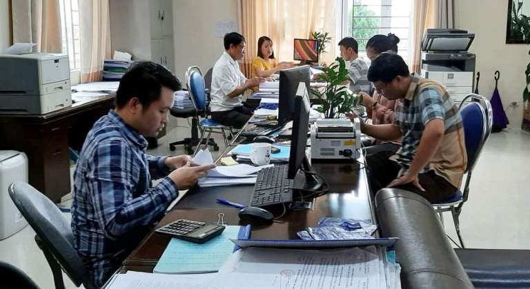 Người dân đến giao dịch tại Chi cục Thuế thành phố Lai Châu.