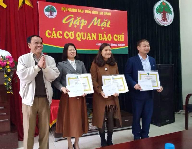 Chủ tịch Hội NCT tỉnh trao giấy khen cho cá nhân, tập thể đã có thành tích xuất sắc trong công tác thông tin – tuyên truyền về công tác Hội NCT năm 2019.