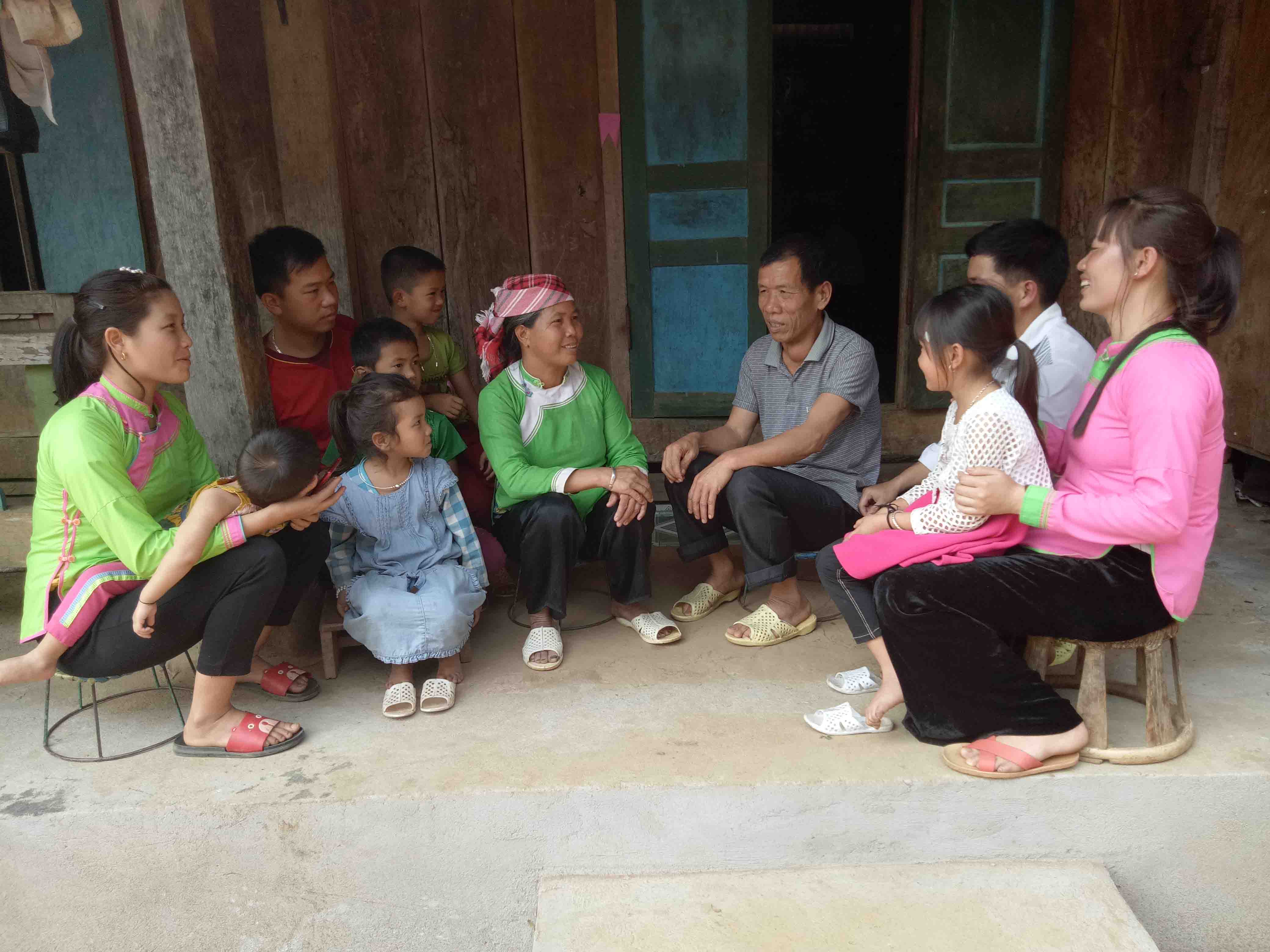 Vợ chồng bà Nòn (ở giữa) luôn động viên con cháu vượt khó, xây dựng cuộc sống ấm no.