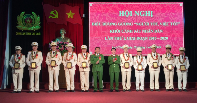 Các đồng chí trong Ban Giám đốc Công an tỉnh tặng phần thưởng cho các điển hình tiên tiến. 