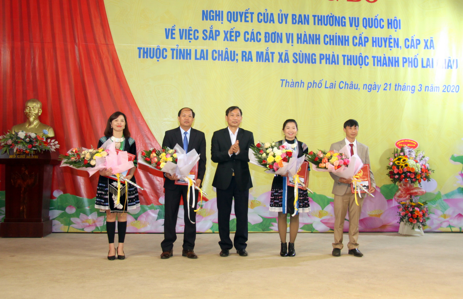 Đồng chí Vương Văn Thắng - Ủy viên Ban Thường vụ Tỉnh ủy, Bí thư, Chủ tịch HĐND thành phố Lai Châu trao Quyết định chỉ định Ban Thường vụ xã Sùng Phài