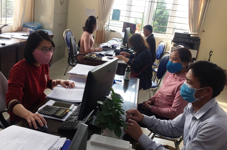 Người dân giao dịch tại Chi cục Thuế khu vực thành phố Lai Châu - Tam Đường 