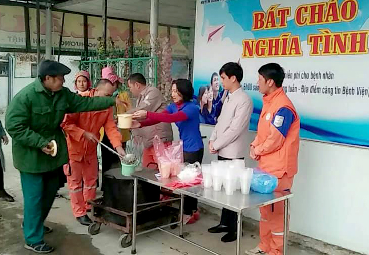 Các đoàn viên thanh niên chi đoàn Điện lực Than Uyên cùng với lãnh đạo cơ quan phát cháo cho người nhà bệnh nhân nghèo trong chương trình “Bát cháo nghĩa tình”. 
