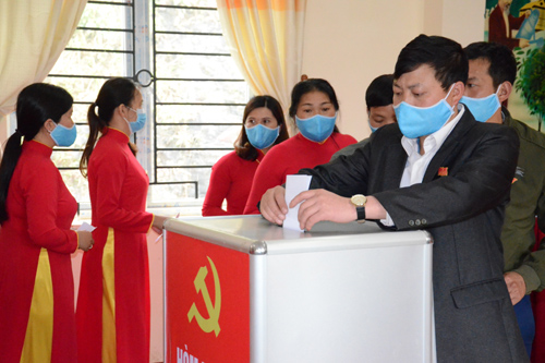 Đại biểu tham gia Đại hội bỏ phiếu bầu Ban Chấp hành Đảng bộ xã nhiệm kỳ 2020 - 2025.