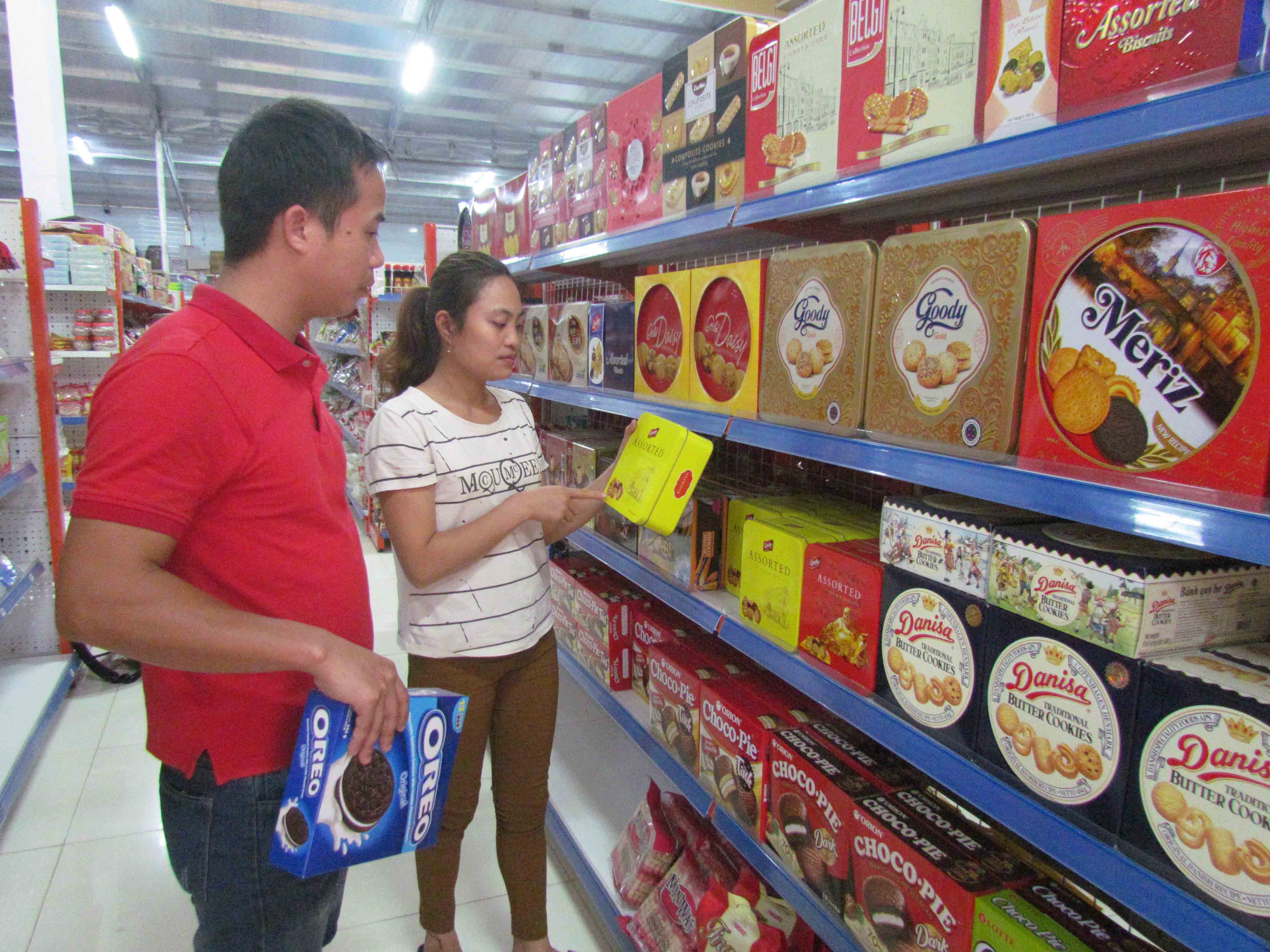 Người dân mua hàng tại siêu thị Phong Thổ Mart. 