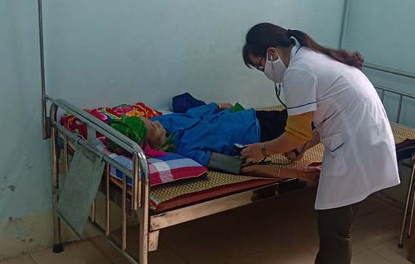 Cán bộ Trạm y tế thị trấn Phong Thổ chăm sóc sức khỏe Nhân dân.	