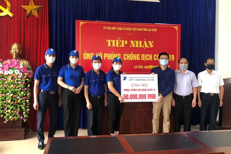 Ban Giám đốc VNPT Lai Châu trao tiền ủng hộ cho Ủy ban MTTQ Việt Nam tỉnh. 