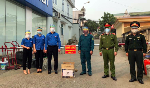 Đại diện lãnh đạo Tỉnh đoàn mặt nạ chống giọt bắn cho cán bộ, chiến sỹ làm nhiệm vụ trực chốt cách ly tại ngõ 224, đường Trần Phú (phường Tân Phong, thành phố Lai Châu).