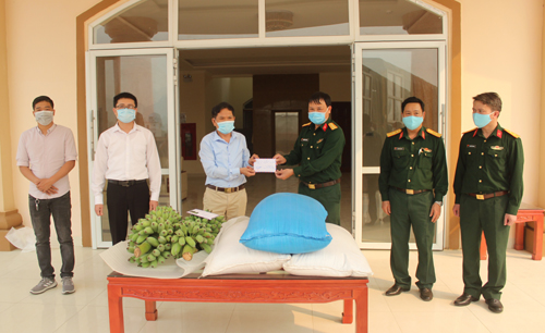 Đại diện Ủy ban Mặt trận Tổ quốc Việt Nam tỉnh, Bộ Chỉ huy Quân sự tỉnh tiếp nhận quà trao tặng của Công ty TNHH Anh Thơ (huyện Phong Thổ).