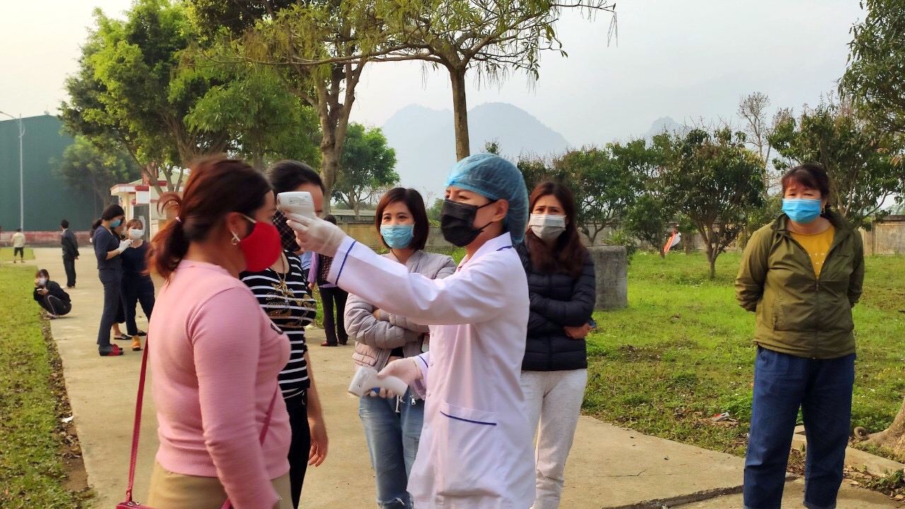 Cán bộ y tế thường xuyên tiến hành kiểm tra thân nhiệt trường hợp F2 cách ly tại Trường Quân sự tỉnh