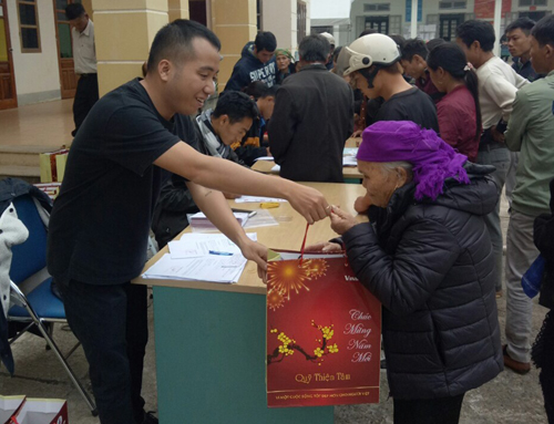 Đại diện Quỹ Thiện Tâm tặng quà tết năm 2020 cho người dân xã Phúc Khoa (huyện Tân Uyên).