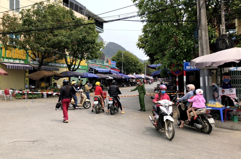 UBND phường Đoàn Kết (thành phố Lai Châu) lập chốt kiểm tra, kiểm soát các ngõ ra vào chợ trung tâm Đoàn Kết.