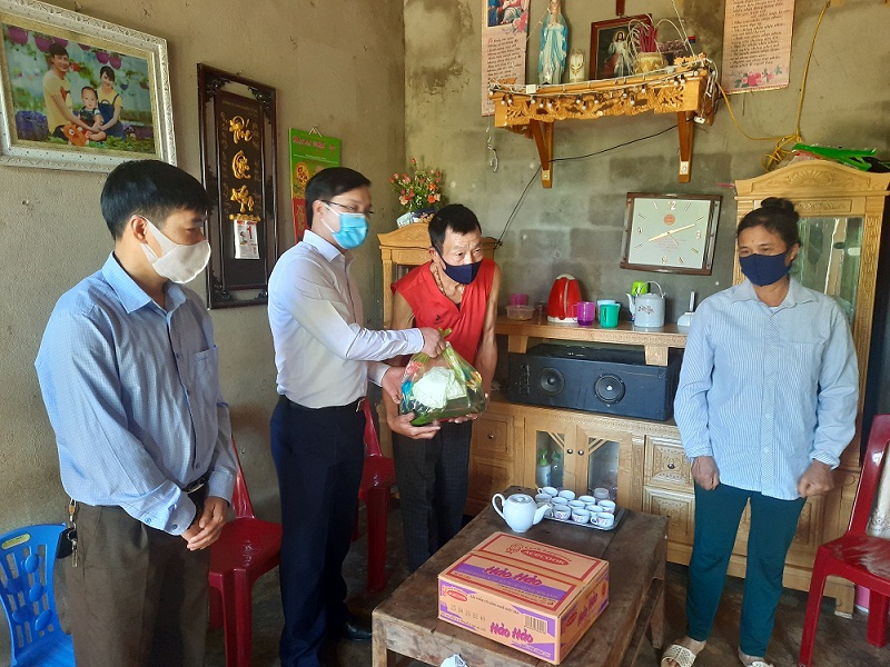 Lãnh đạo Tòa án nhân dân tỉnh và Câu lạc bộ Hoa Phượng Đỏ tặng quà hộ nghèo bản Lò Suối Tủng, xã San Thàng