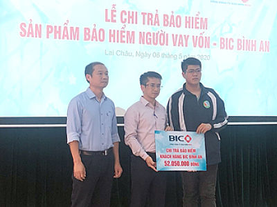 Lãnh đạo Công ty Bảo hiểm BIC Lào Cai, Chi nhánh BIDV Lai Châu trao số tiền bảo hiểm cho khách hàng.