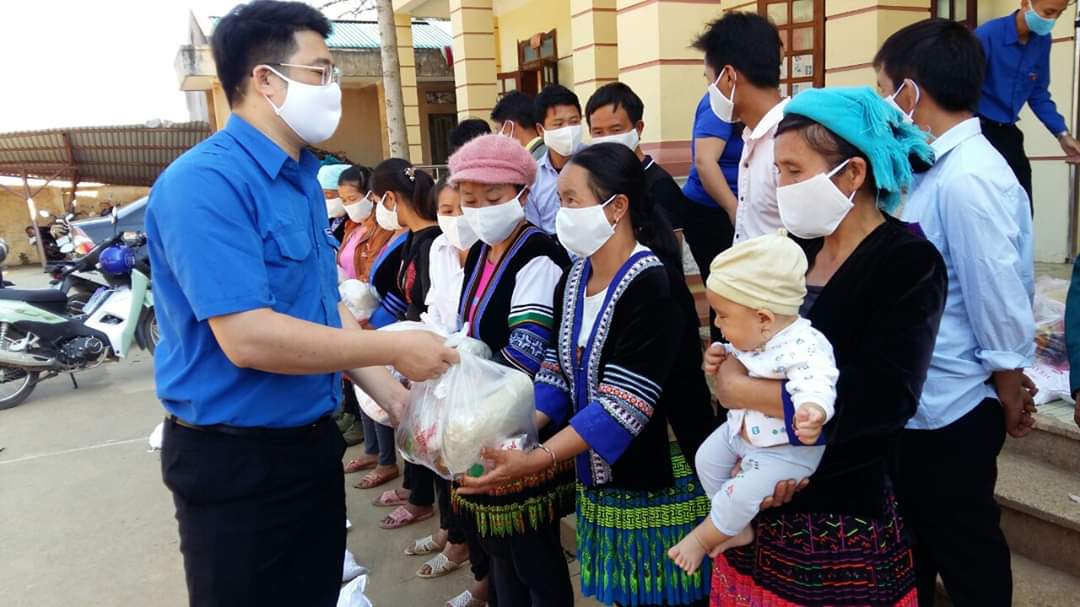 Bí thư Huyện Đoàn trao quà hỗ trợ các gia đình ảnh hưởng bởi thiên tai.