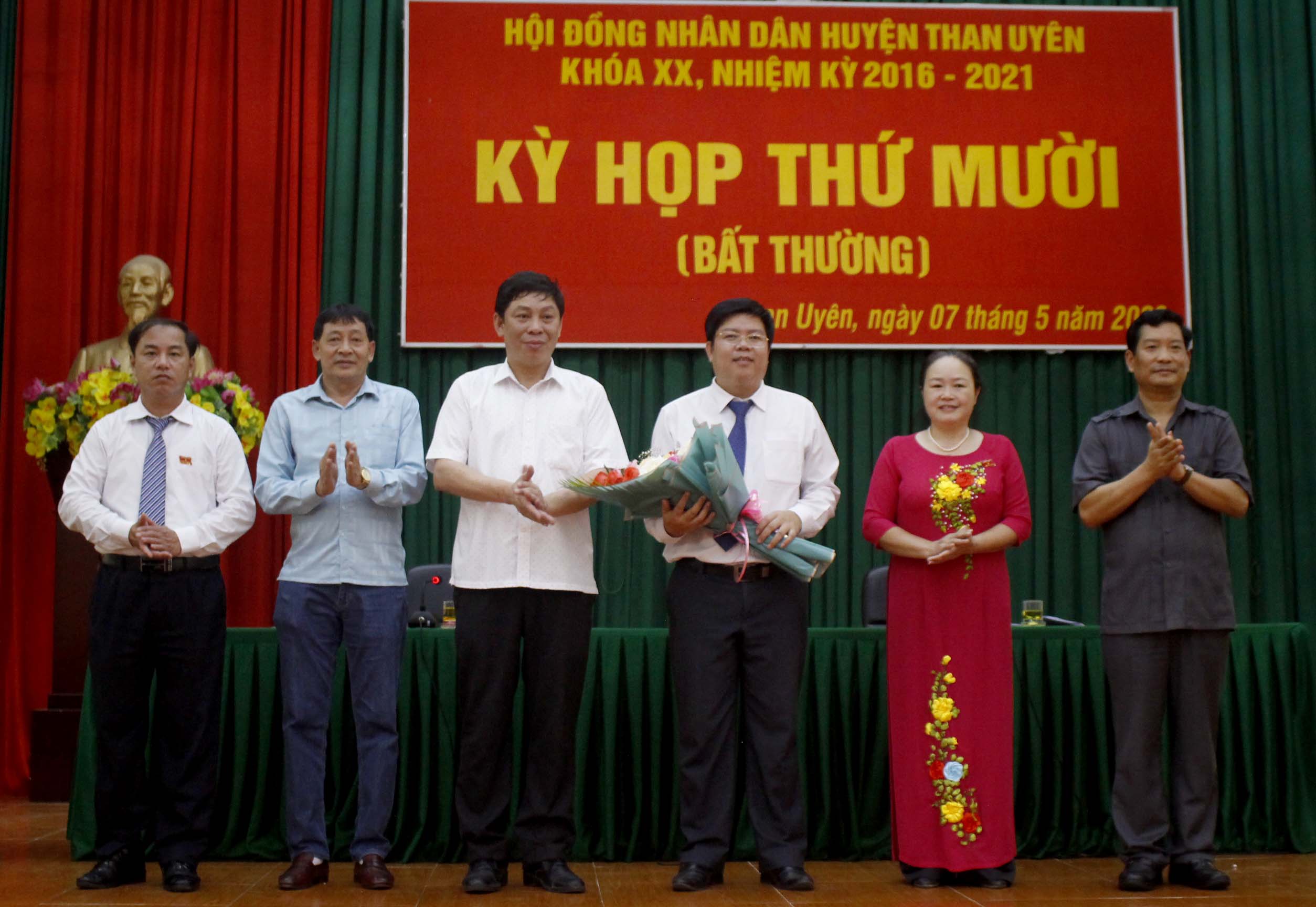 Lãnh đạo HĐND tỉnh, Sở Nội vụ; lãnh đạo Huyện ủy, HĐND, UBND huyện tặng hoa chúc mừng đồng chí Lò Văn Hương- tân Chủ tịch UBND huyện Than Uyên khóa XX, nhiệm kỳ 2016-2021. 