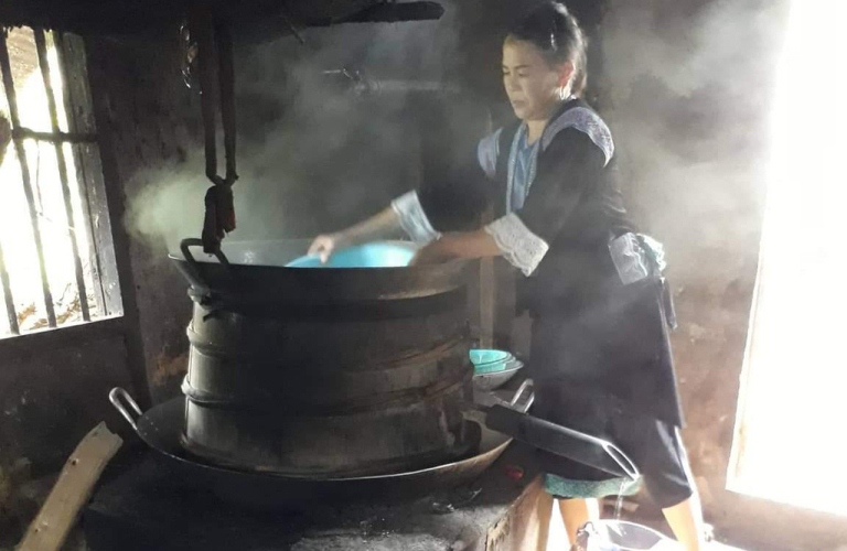 Bà Kẻ nấu rượu ngô.