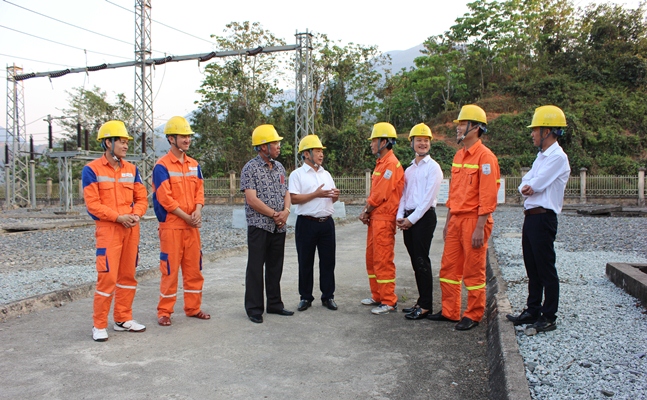 Đồng chí Cao Ngọc Lạc - Bí thư Đảng ủy Công ty Điện lực Lai Châu thăm hỏi, động viên cán bộ, công nhân viên chức - người lao động làm việc tại Trạm Biến áp 110Kv.