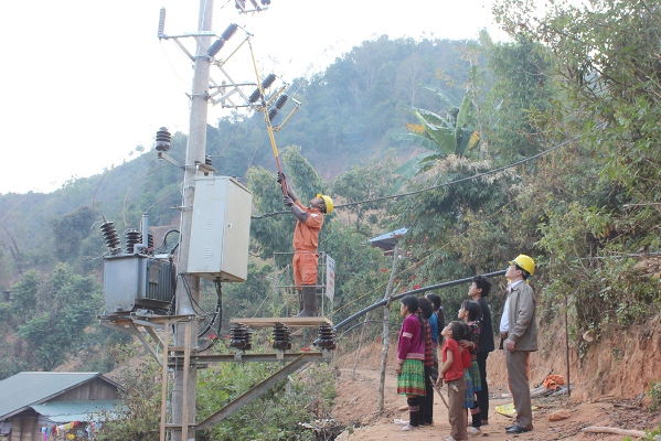 Đồng chí Nguyễn Đức Thọ - Ủy viên Ban Thường vụ Đảng ủy, Phó Giám đốc Công ty Điện lực Lai Châu kiểm tra công tác đóng điện tại bản Nậm Vạc (xã Nậm Ban, huyện Nậm Nhùn).