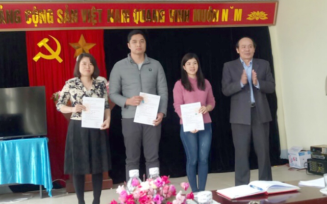 Đồng chí Khoàng Văn Thành - Bí thư Chi bộ, Tổng Biên tập Báo Lai Châu trao quyết định công nhận đảng viên chính thức cho đảng viên.