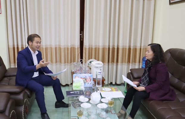 Bà Nguyễn Thị Lụa - Chánh án TAND tỉnh trao đổi với phóng viên Báo Lai Châu.