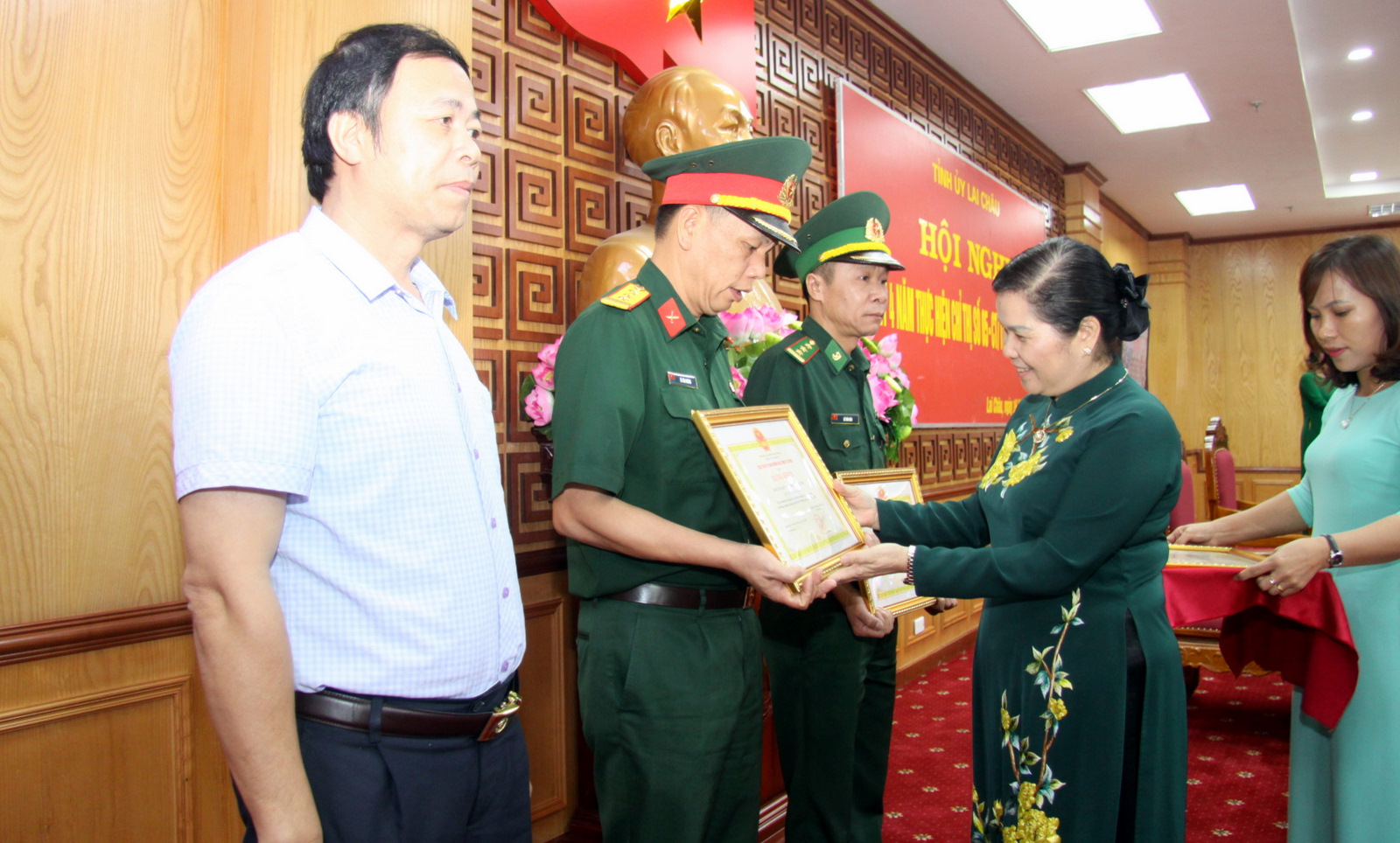Đồng chí Giàng Páo Mỷ - Ủy viên Trung ương Đảng, Bí thư Tỉnh ủy, Trưởng Đoàn Đại biểu Quốc hội tỉnh trao Bằng khen cho các tập thể