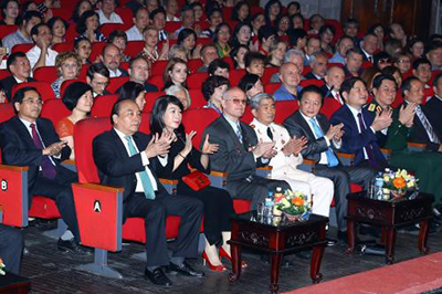 Thủ tướng Nguyễn Xuân Phúc cùng phu nhân và ông N. Kolesnik trong Lễ kỷ niệm 100 năm Cách mạng Tháng Mười Nga tại Việt Nam.
